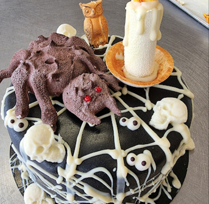 Un gâteau d'anniversaire décoré d'une araigne
