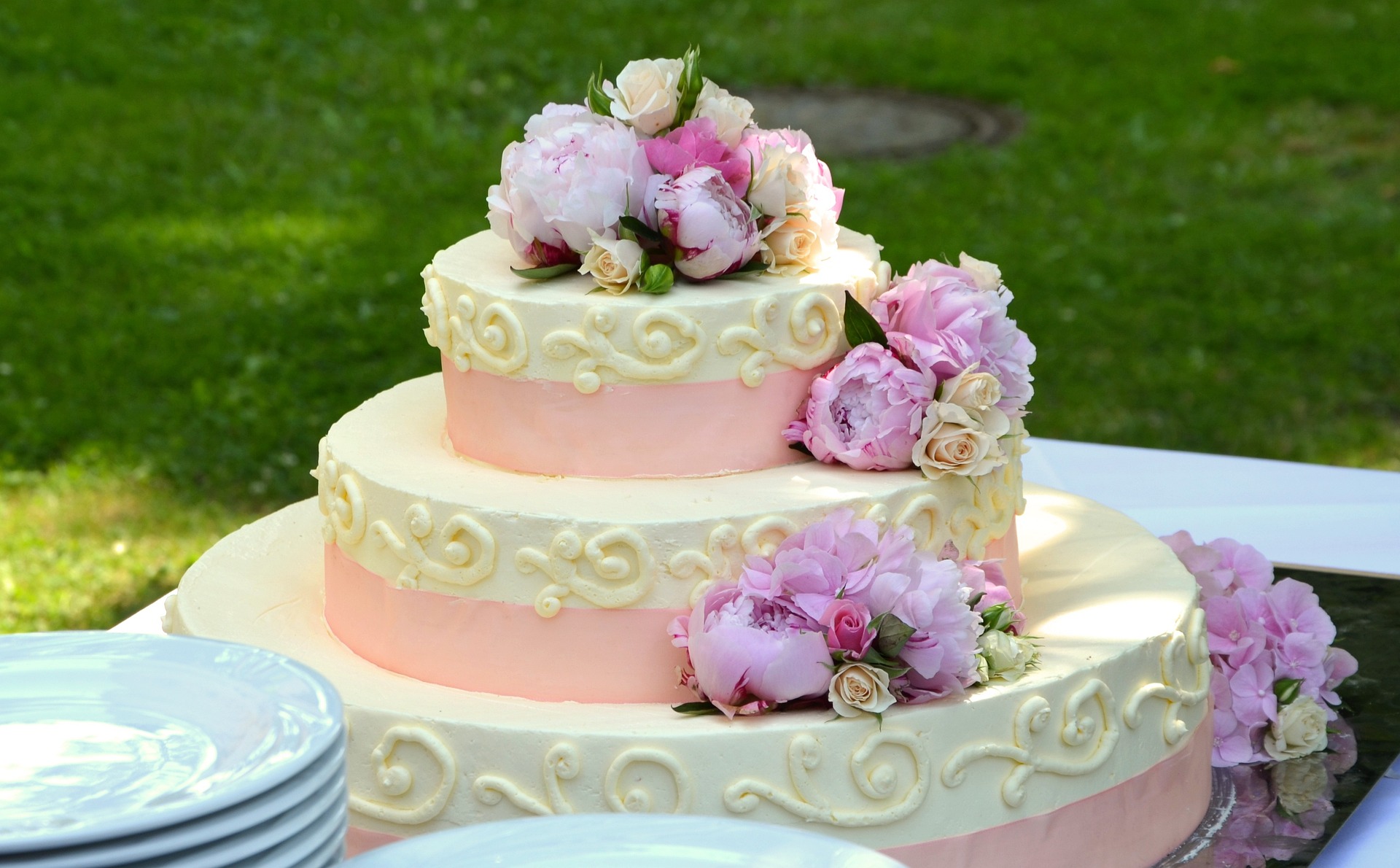Un gâteau de mariage à trois étages